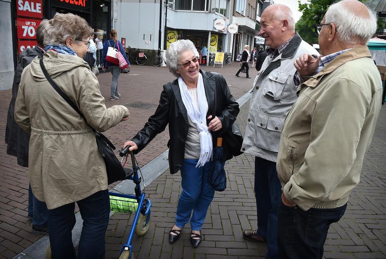 Vitale ouderen in het centrum van Oss. Beeld Marcel van den Bergh / de Volkskrant