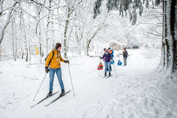 Twee weken geleden: heel wat toeristen trokken naar de Ardennen en bonden er de langlauflatten aan. Verwacht wordt dat de sneeuw ook volgende week zeker daar blijft liggen.