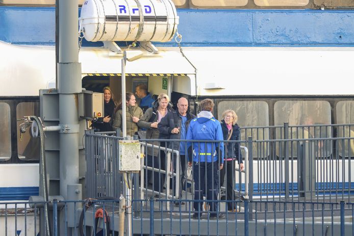 Passagiers lopen van de snelboot Tiger af in de haven van Harlingen.