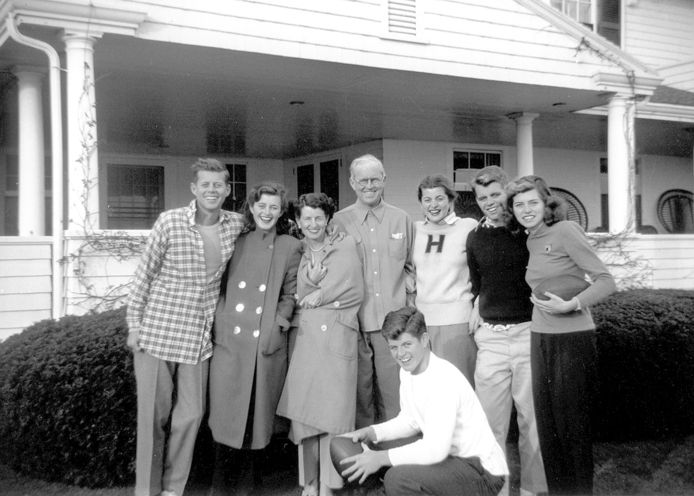 De Kennedy's poseren voor een foto in Hyannis Port. Van links naar rechts: John F. Kennedy, Jean Kennedy, Rose Kennedy, Joseph P. Kennedy Sr., Patricia Kennedy, Robert F. Kennedy, Eunice Kennedy en op de voorgrond Edward M. Kennedy.