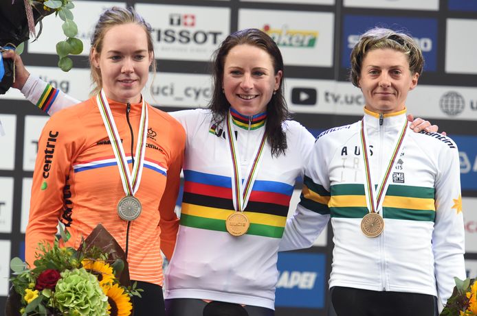 Annemiek Van Vleuten (midden) op het podium met Anna van der Breggen (links, zilver), en Katrin Garfoot (rechts, brons)