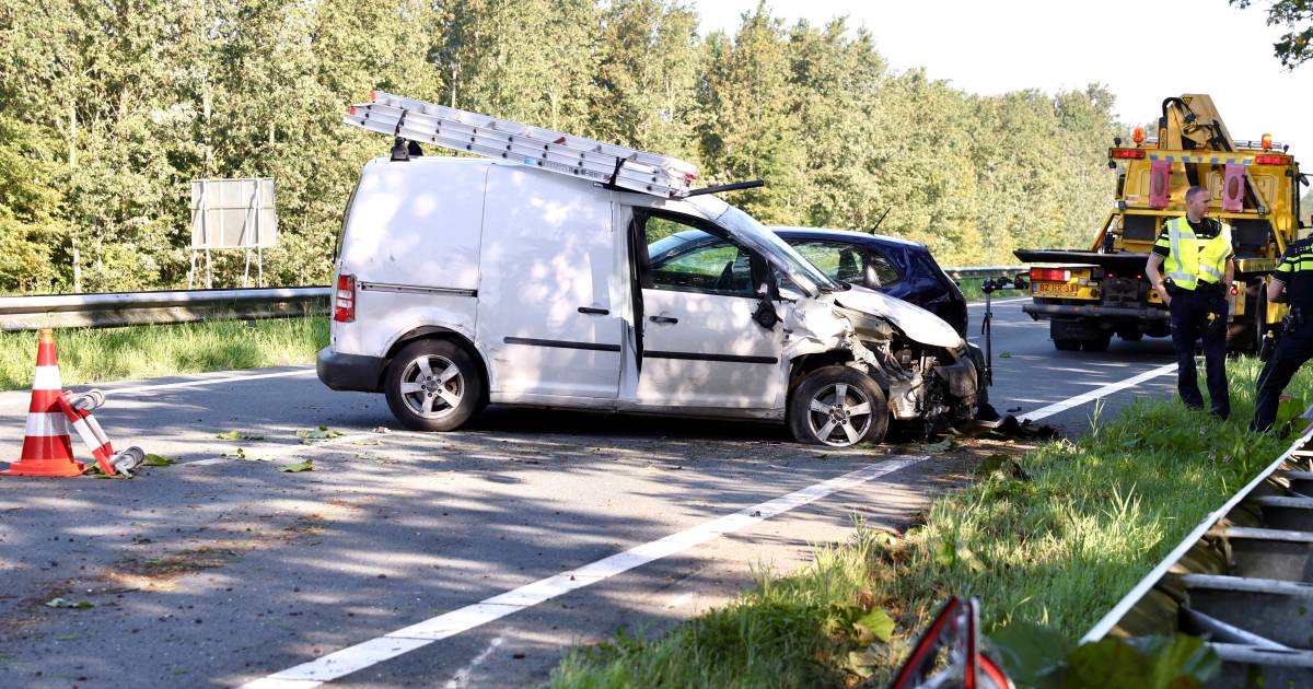 Botsing met veel schade op N50 bij Emmeloord: bestelbus slaat over de kop.