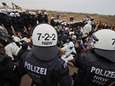 Massaal uitgerukte politie breekt verzet rond Duits ‘bruinkooldorp’ Lützerath en begint met opruimen barricades, politiekamp opgericht