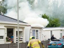 Felle brand verwoest caravan op woonwagenkamp, bewoner ademt rook in