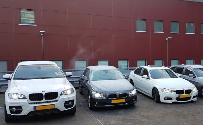 ,,Te weinig rechercheurs, maar een vol wagenpark'', grapt de politie.