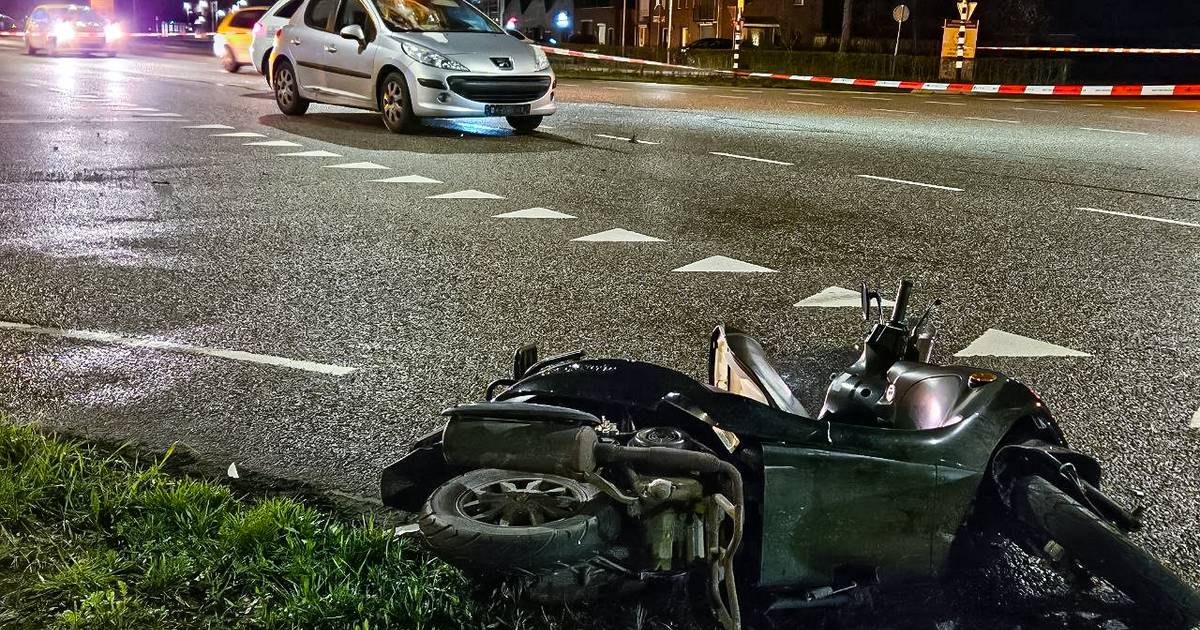 Zwaar ongeluk tussen scooterrijder en automobilist: kruising dicht.