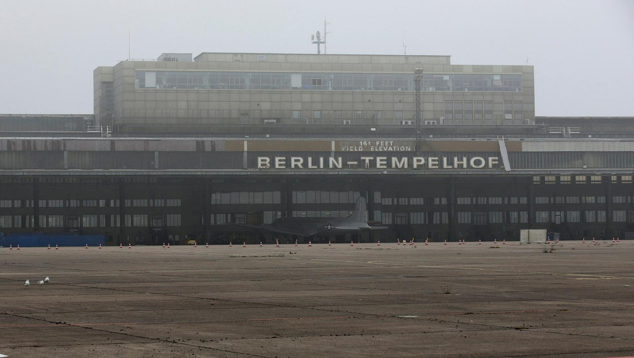 In Hangar 6 van Tempelhof woonde naar alle waarschijnlijkheid Naved B., de 23-jarige Pakistaan die maandagavond bij de Siegessäule is opgepakt op aanwijzen van een Duitse burger. Beeld reuters