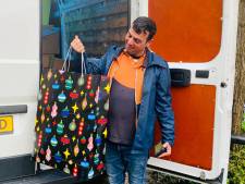 Wilbert en zijn buren verrassen postbezorger met speciaal kerstpakket: ‘Hij was er helemaal stil van’  
