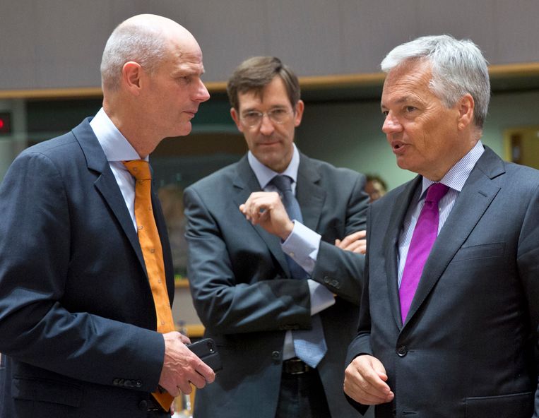 Minister Blok vandaag in Brussel in gesprek met zijn Belgische collega Didier Reynders.  Beeld AP/Virginia Mayo
