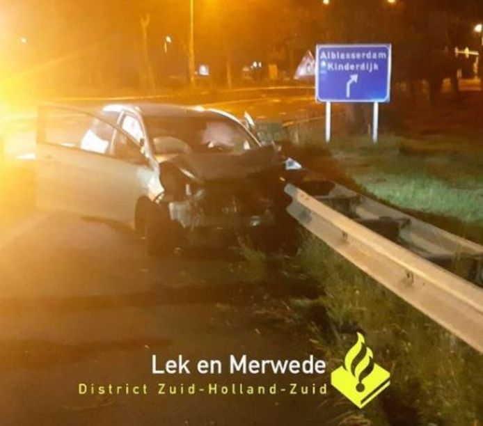 Op de A15, bij de afslag Alblasserdam, knalde een auto op de vangrail.