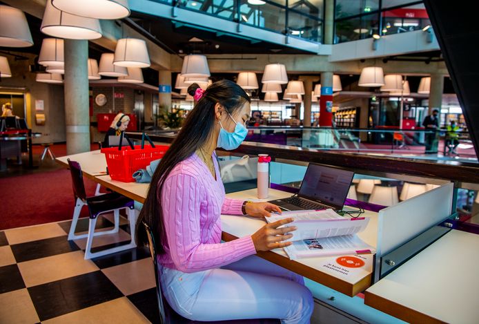 Ook in coronatijden is de bibliotheek in het Rotterdamse centrum een populaire studieplek.