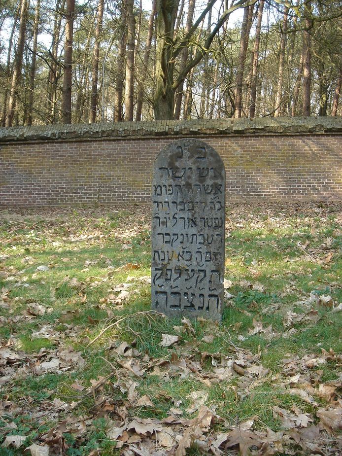 Het graf van Levi David Hartog, de eerste jood die zich in Tilburg vestigde, ligt op de begraafplaats in Oisterwijk.