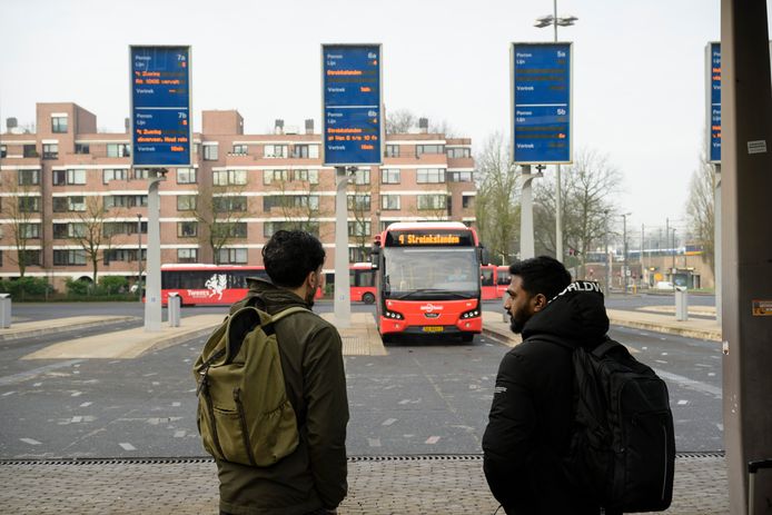 Van het busstation in Enschede vertrok maandagochtend af en toe een bus, 80 procent reed niet.