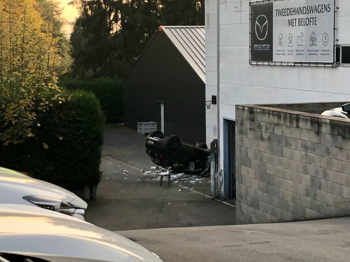 De garagist maakte een fout manoeuvre en belandde met de wagen een verdieping lager.