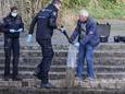 De politie heeft in de Hazenakkervijver een geweer met afgezaagde loop gevonden.
