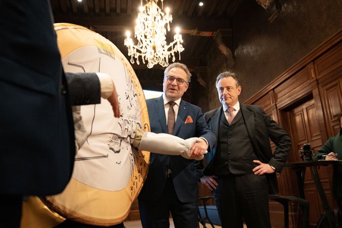 Burgemeester Bart De Wever en schepen Koen Kennis betalen de laatste euro schuld van Antwerpen af.