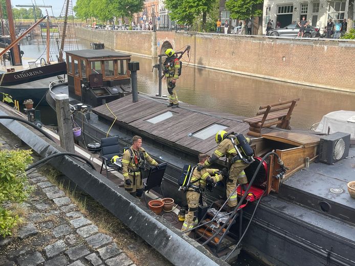 In een woonboot aan de Brede Haven in Den Bosch is maandag brand uitgebroken.