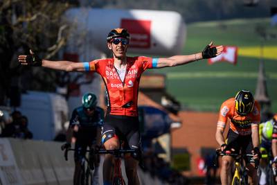 La fête continue pour Dylan Teuns, vainqueur en costaud de la première étape du Tour de Romandie