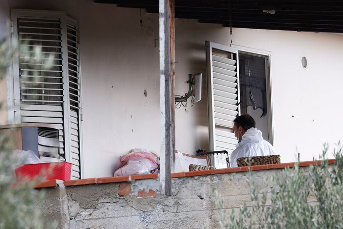 Rechercheurs op de plaats van het misdrijf in het Siciliaanse dorp Altavilla Milicia.