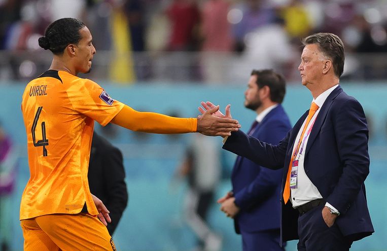Virgil van Dijk geeft Louis van Gaal een hand na het gelijkspel tegen Ecuador Beeld EPA