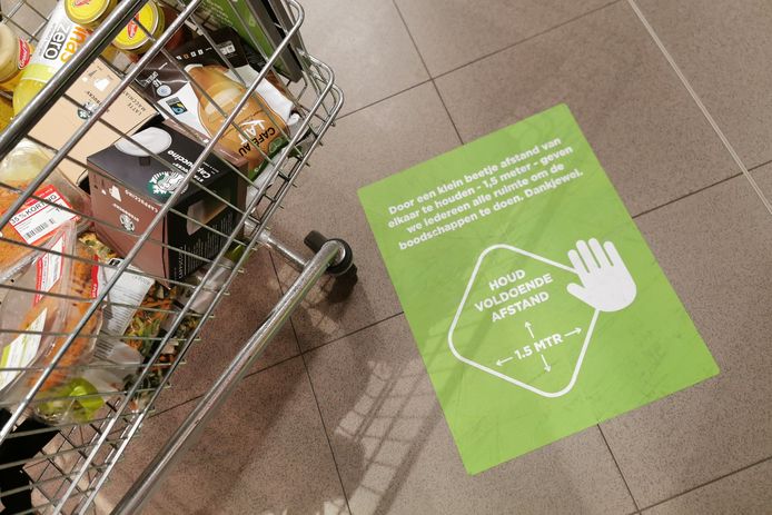 Supermarkten moeten hun coronamaatregelen in de winkel duidelijk maken aan de klanten. Het is verplicht 1,5 meter afstand te houden.
