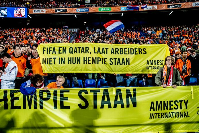 Protest van Amnesty International bij Nederland-Gibraltar in de Kuip.