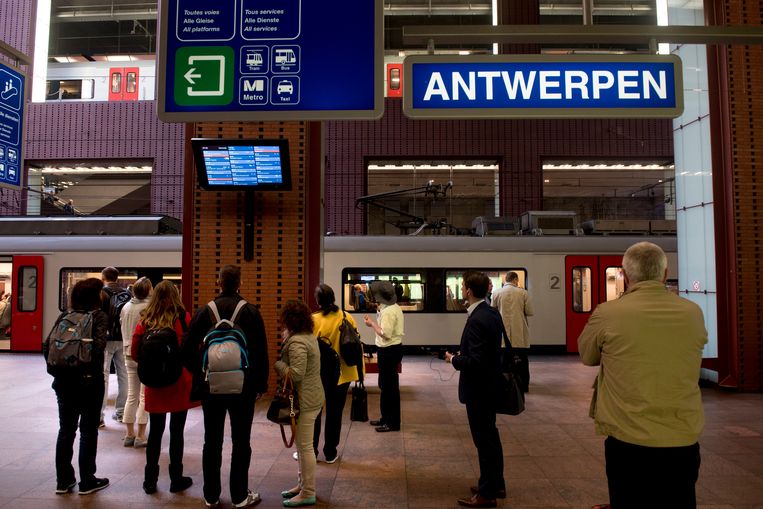 Archiefbeeld van reizigers in Antwerpen-Centraal. Beeld Photo News