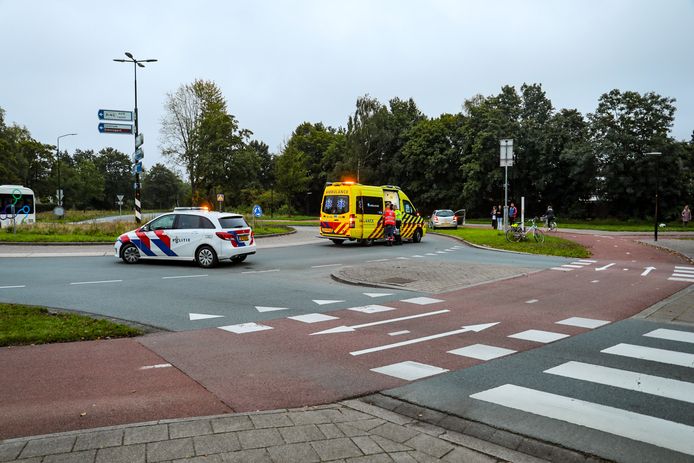 Terwijl de politie de rotonde vrij houdt van overig verkeer, wordt de jong fietser behandeld in de ambulance. Zij is met onbekend letsel afgevoerd naar het ziekenhuis.