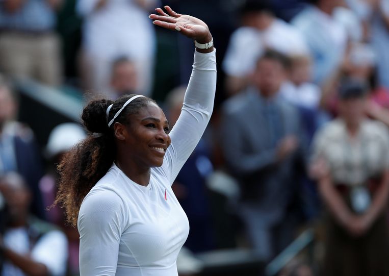 De Amerikaanse Serena Williams zwaait naar het publiek na de verloren wedstrijd tegen Angelique Kerber. “Natuurlijk ben ik op dit moment teleurgesteld”, zei Williams, “maar het was een mooiere reis dan ik voor mogelijk had gehouden. Meer zat er gewoon niet in.” Beeld REUTERS
