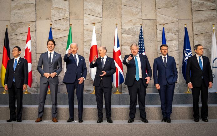 De Japanse premier Fumio Kishida, de Canadese premier Justin Trudeau, de Amerikaanse president Joe Biden, Duits bondskanselier Olaf Scholz, Brits premier Boris Johnson, Franse president Emmanuel Macron en de Italiaanse premier Mario Draghi poseren voor de groepsfoto.