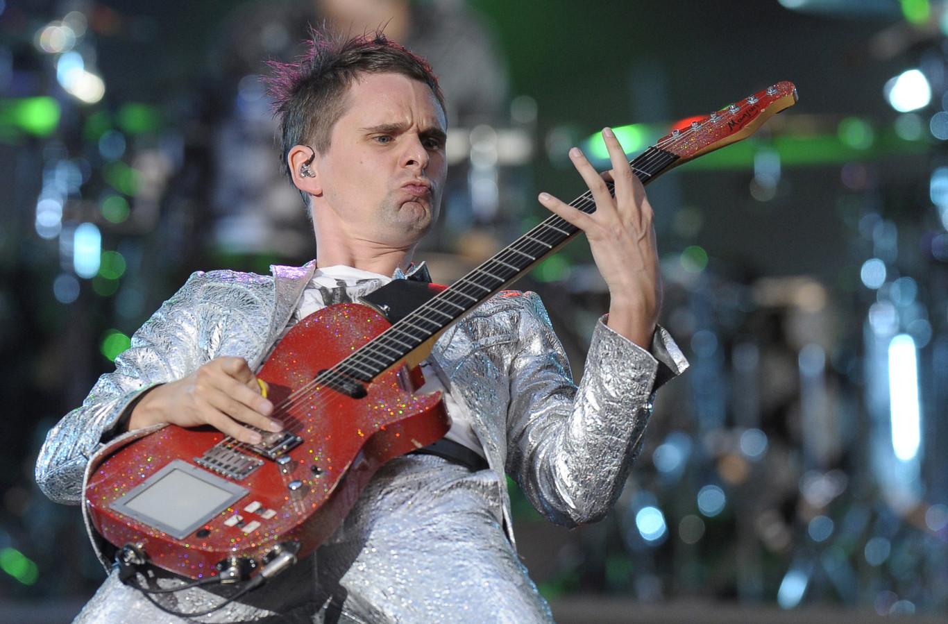 Мэттью беллами. Matthew Bellamy сейчас. Автограф Метью Беллами. Мэттью Беллами красная гитара. Matthew Bellamy singing.