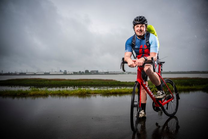 Stijn Bogaerts fietst elke dag naar het werk in de haven van Antwerpen.