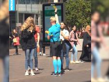 Alphense scheidsrechter Kevin Blom handhaaft de 1,5 meterregels in Haagse winkelstraat