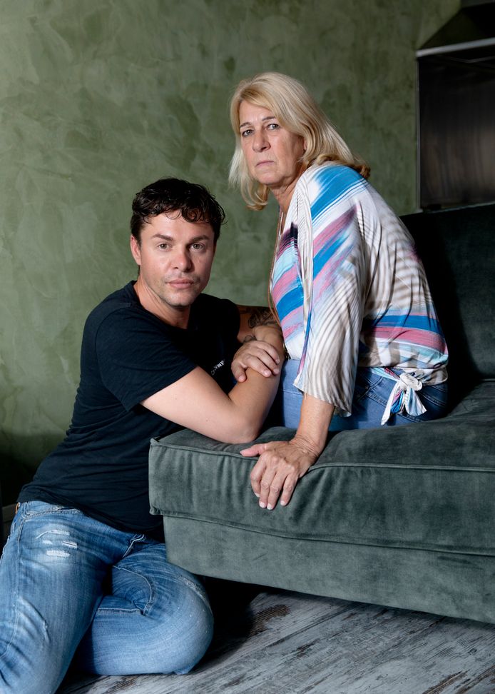 Ricardo Visscher en zijn moeder Marga den Ridder. ‘Had ik het toen geweten, dan had ik Ricardo aan zijn pruik uit die club getrokken.’