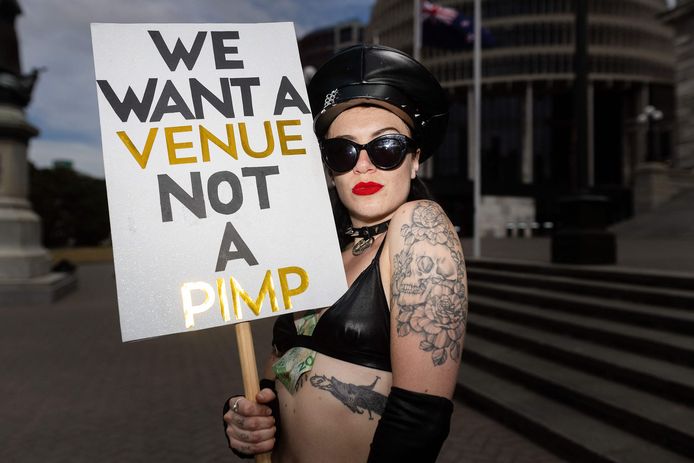 L'organisatrice Vixen Temple manifeste lors d'une manifestation pour les droits des travailleurs de l'industrie du sexe au Parlement de Wellington, le 1er février 2024.