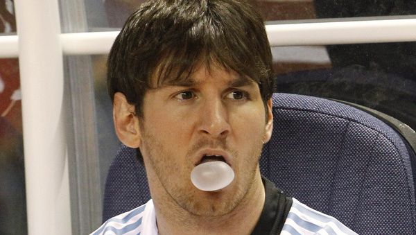 Messi blaast een kauwgombel.