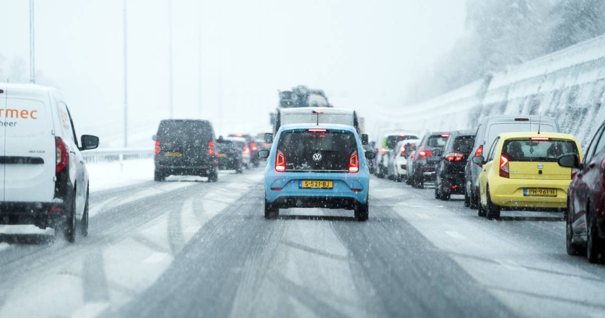 Code geel voor gladheid door sneeuw en bevriezing: ongevallen en veel files voor een vrijdag.