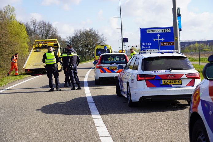 Het busje vloog vrijdagochtend van de afrit op de A27 bij Breda.