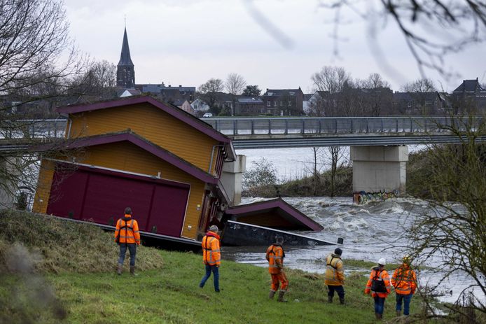 Een woonboot is in Maastricht tegen een brug tot stilstand gekomen nadat het ding werd losgeslagen door de sterke stroming over de kapotte afsluitdam. De brug dreigt in te storten.