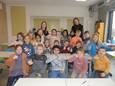De leerlingen van het tweede leerjaar in hun nieuwe klas. Met juf Amber Lameire en directrice Leen Embo.
