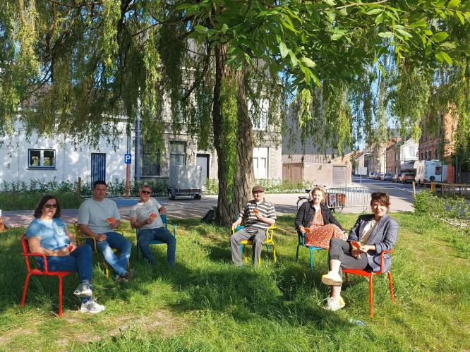 Zet je en geniet! Roeselare plaatst 215 kleurrijke stoelen op negen locaties