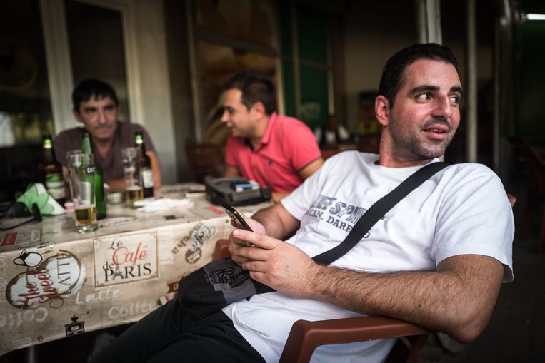 Zoran drinkt een biertje met zijn collega's in Gradsko, een klein plaatsje in het zuiden van Macedonië. Hij gaat waarschijnlijk stemmen voor de acceptatie van de naam Noord-Macedonië.   Beeld Zolin Nicola