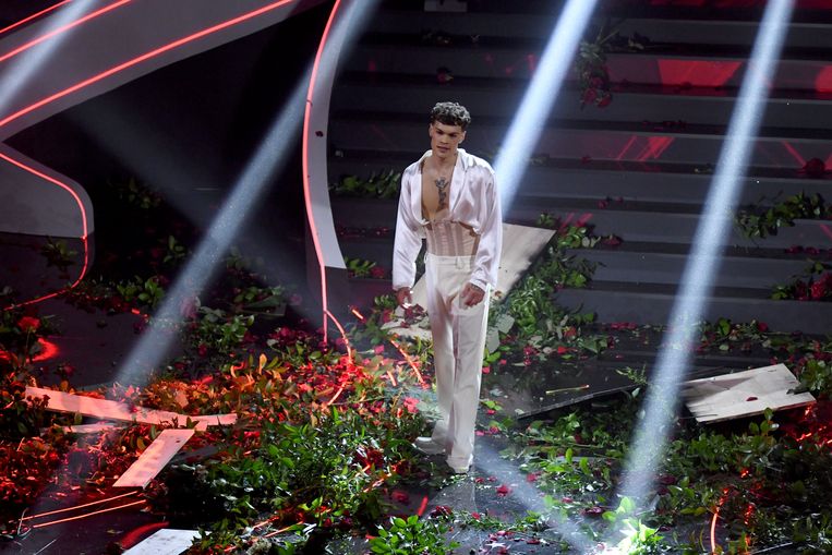 De Italiaanse zanger liet zijn frustraties los op het decor van het Sanremo-festival. Beeld Photo News