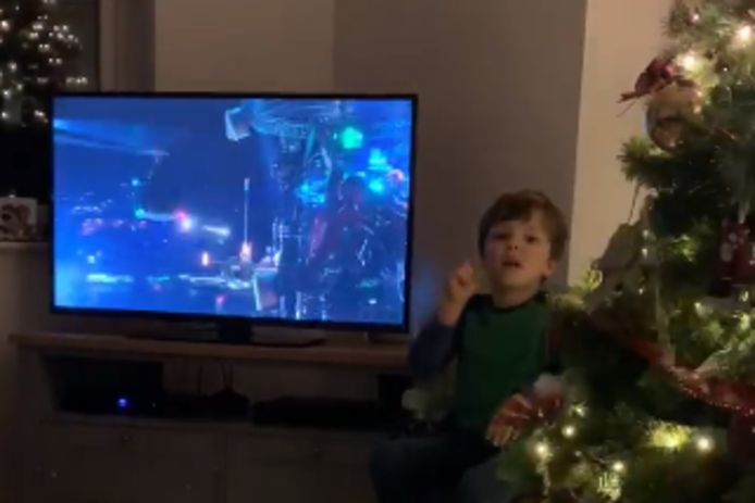Gabriel speelt tolk voor zijn dove ouders tijdens het TV kijken