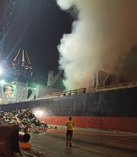 Brand in Gentse haven onder controle: “Maar er zal nog zeker een hele dag nageblust worden”