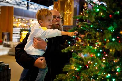 Puck en Ingrid op kerstverkenning: 'Het is net de Efteling, en daar komen we heel graag'