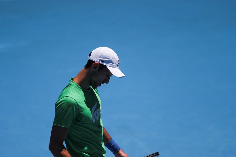 Meer dan oefenen in afwachting van de uitspraak zat er niet in voor Djokovic tijdens zijn verblijf in Australië. Beeld REUTERS