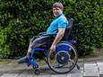 Job de Jong (35) is slechtziend en rolstoelafhankelijk en zoekt hulp bij het boodschappen doen, zwemmen en fietsen.