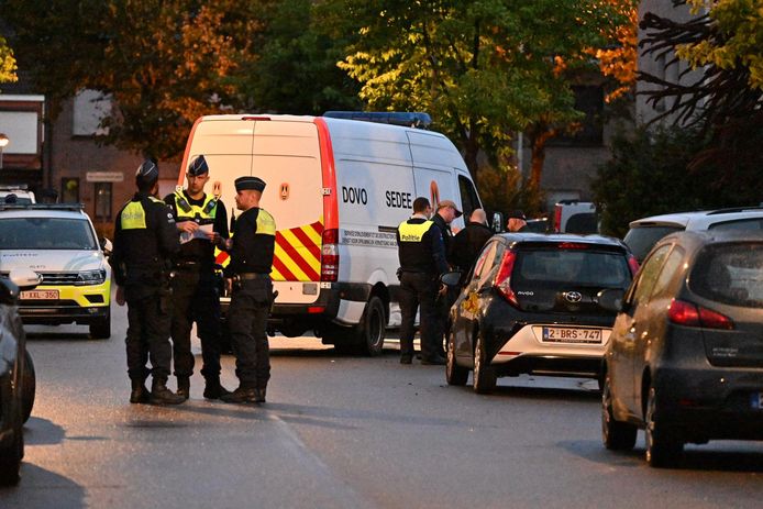 Aan Rietschoorvelden werd opnieuw de gevel beklad met onder meer het woord 'coke'. In de omgeving werden die verdachten opgepakt en werd er een mogelijk explosief aangetroffen in een wagen.