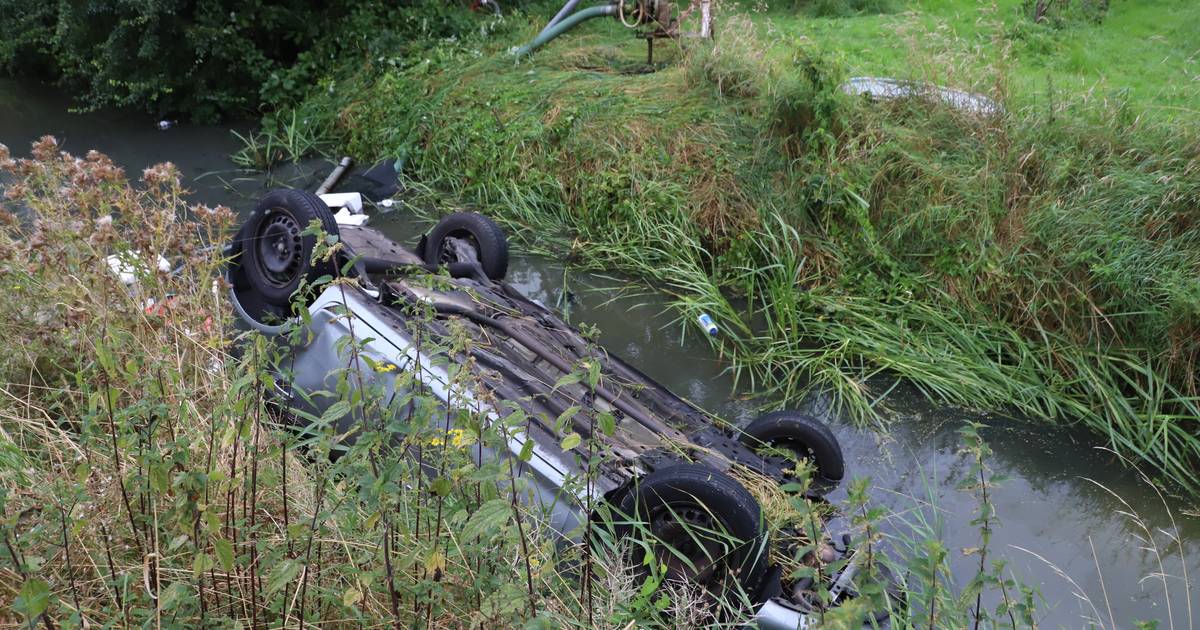 Auto belandt op de kop in de sloot in Enspijk; traumahelikopter ingezet